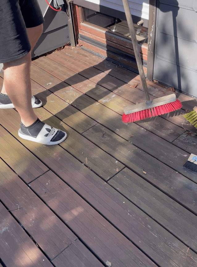 Man fehlt die Terrasse um die groben Verschmutzungen zu beseitigen.