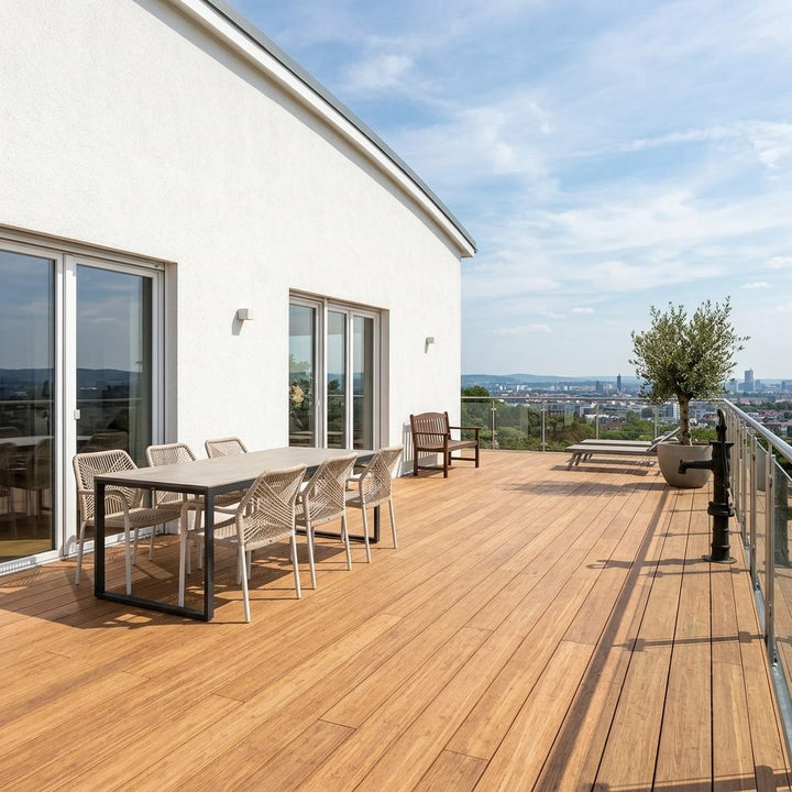 Großzügige Campoverde Holzterrasse mit Esstisch, Liegen, Glasgeländer und weitem Blick über die Stadt.