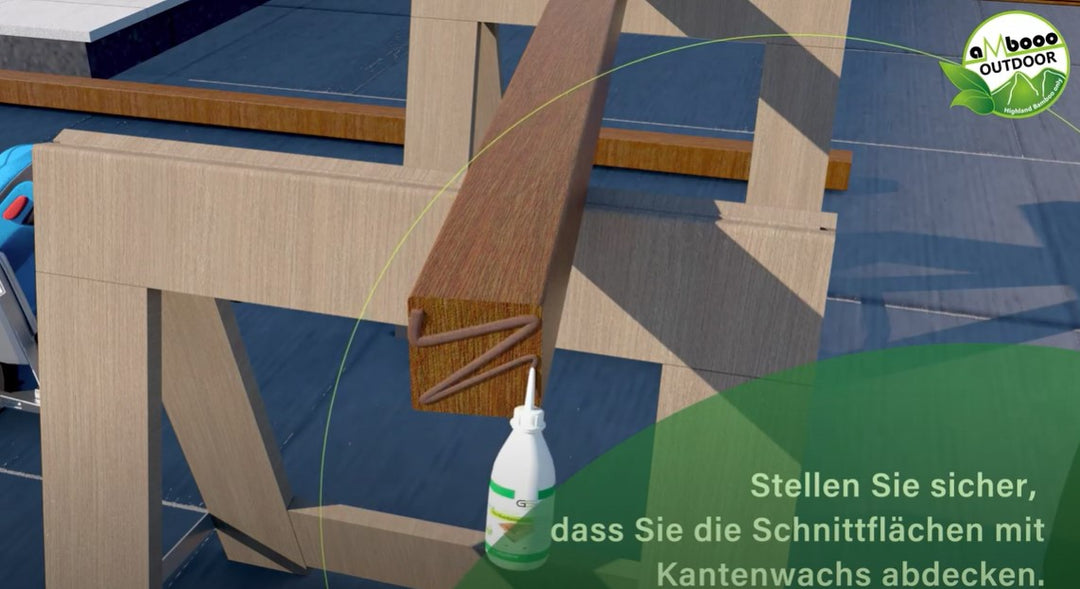 Kantenwachs wird auf die frischen Schnittflächen eines Bambusbalken aufgetragen, um das Material vor Feuchtigkeit und Witterungseinflüssen zu schützen.
