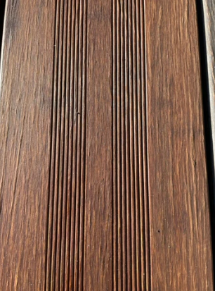 Diese natürliche Oberflächenerscheinung kann durch Spannungen im Material infolge wechselnder Witterungsbedingungen entstehen.