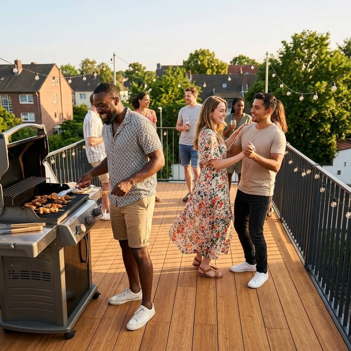 Menschen genießen einen Grillabend auf einer modernen Dachterrasse mit AMBOOO-Terrassendielen – langlebiger und stilvoller Terrassenbelag für den Außenbereich.