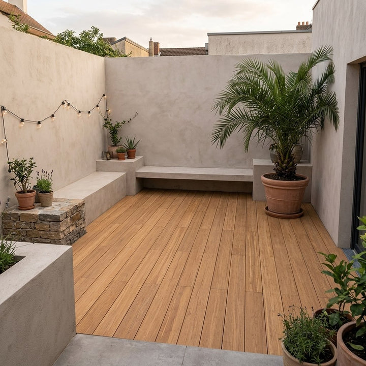 Moderner Innenhof mit Terrassendielen, integrierten Sitzbänken und Pflanzgefäßen – langlebiger und pflegeleichter Terrassenbelag für stilvolle Außenbereiche.