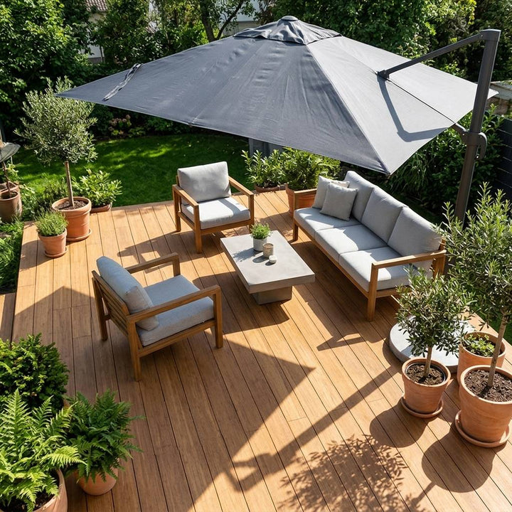Moderne Gartenterrasse mit Terrassendielen, stilvollen Loungemöbeln und großem Sonnenschirm – langlebiger, pflegeleichter Terrassenbelag für den Außenbereich.