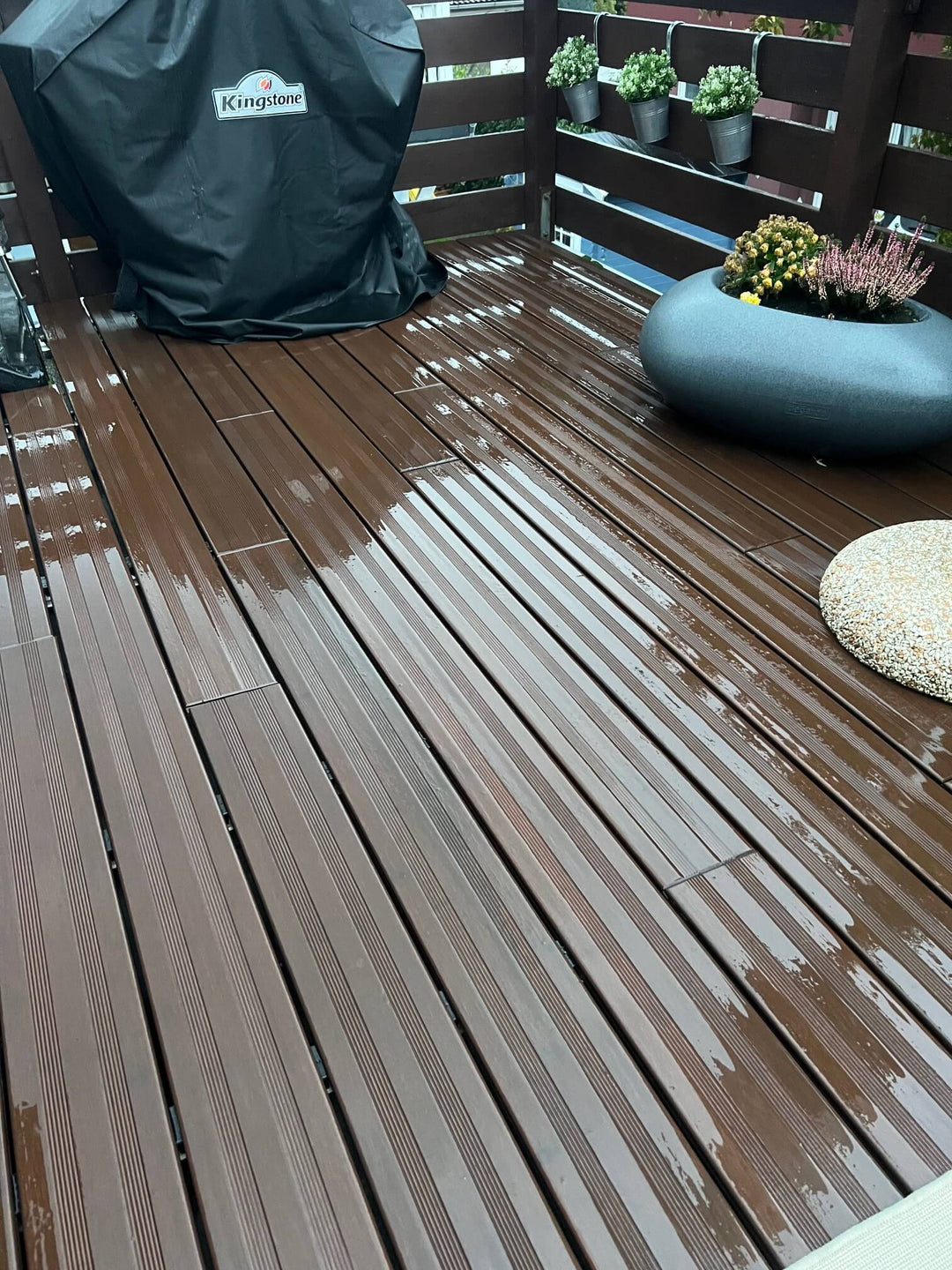 Der frisch verlegter Balkonbelag mit den Bambus-Terrassendielen "Vista".