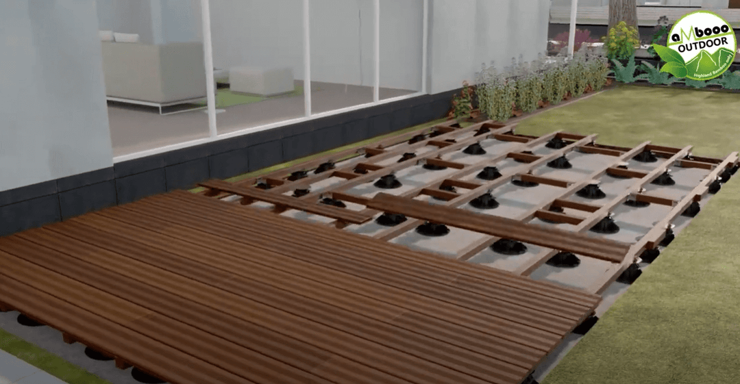 Schrittweise Verlegung von Terrassendielen auf einer Unterkonstruktion mit Stelzlagern und verdecktem Befestigungssystem.