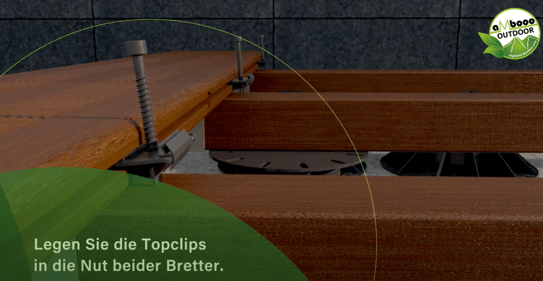 Topclips werden in die seitliche Nut zweier Bambus-Terrassendielen eingesetzt und dienen der verdeckten Befestigung auf der Unterkonstruktion.