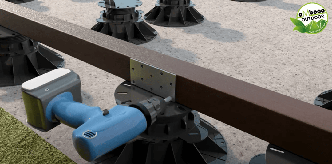 Unterkonstruktionsbalken wird mit einem Metallverbinder auf einem höhenverstellbaren Terrassenlager verschraubt und stabil befestigt.