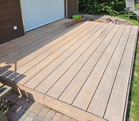 Bambus-Terrassendielen mit natürlicher Vergrauung nach längerer Bewitterung. Die Oberfläche zeigt die typische Farbveränderung eines nachhaltigen Naturmaterials im Außenbereich.