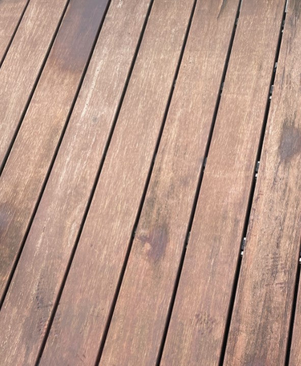 Verwitterte Bambus-Terrassendielen mit vergrauter Oberfläche vor der Reinigung und Pflege mit Terrassenöl