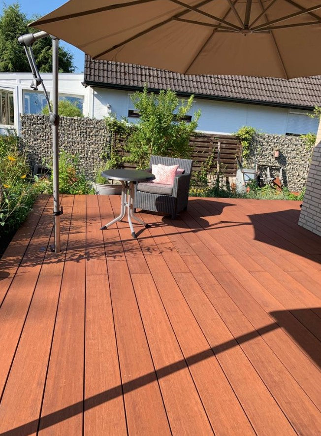 aMbooo XXL Bambus Terrassendielen mit der glatten Seite als Sichtseite