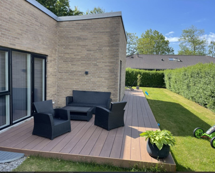 Die Bambus Terrassendiele Holguin montiert an einer Villa. 