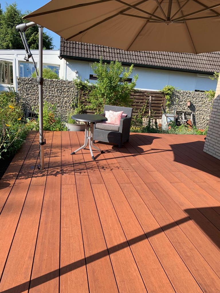 Witterungsbeständiges Terrassenholz als Alternative zum Bangkirai Sommertrasse.