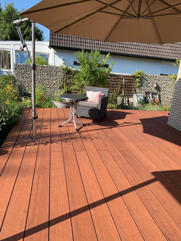 Witterungsbeständiges Terrassenholz als Alternative zum Bangkirai Sommertrasse.