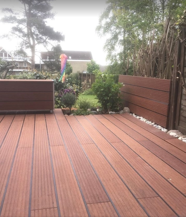 Die Bamus Terrassendiele Prestige mit Fugenband montiert.