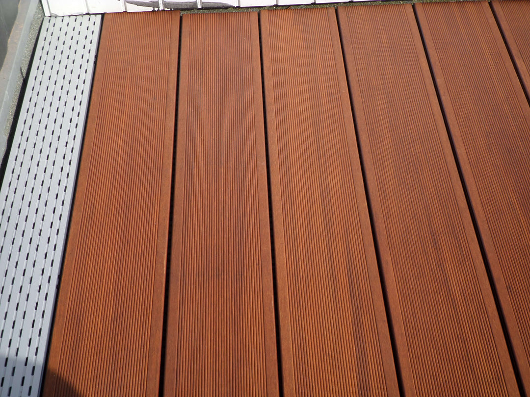 Die Terrassendielen Santiago verlegt in der Kombination mit einem Aluminium  Lüftungsgitter