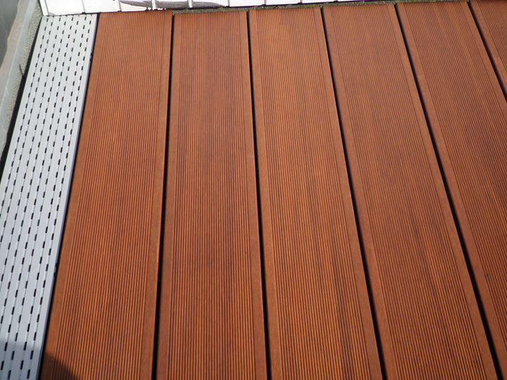 Die Terrassendielen Santiago verlegt in der Kombination mit einem Aluminium  Lüftungsgitter