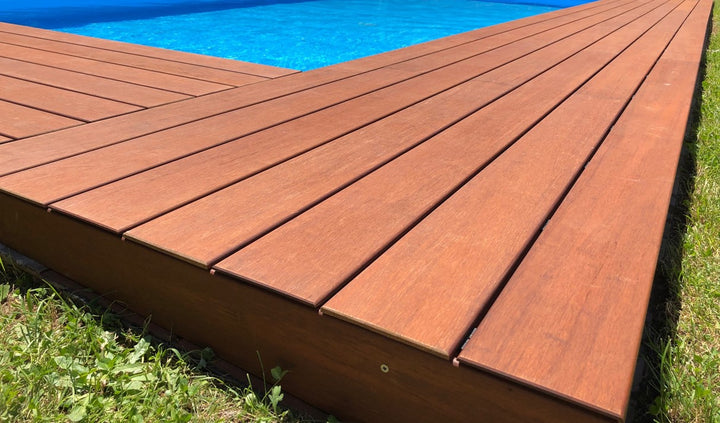 Nahaufnahme Terrassendiele aus Bambus als Poolumrandung.
