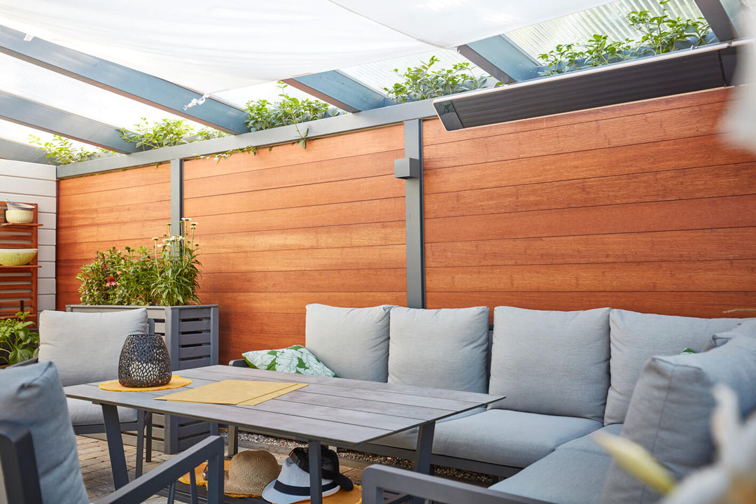 Terrassenabtrennung aus Bambuszäunen.