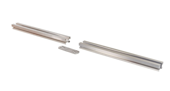 Zwei Aluminium-Unterkonstruktionsprofile mit passendem Metallverbinder für Terrassendielen.