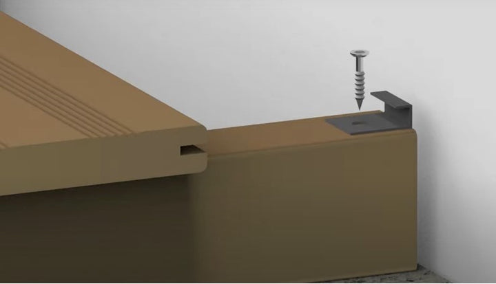AMBOOO  Terrassenclip zur verdeckten Befestigung einer Terrassendiele an der Unterkonstruktion. Die Darstellung zeigt die Montage eines Clips mit Schraube am Rand der Terrasse für eine saubere und schraubenfreie Dielenoberfläche.