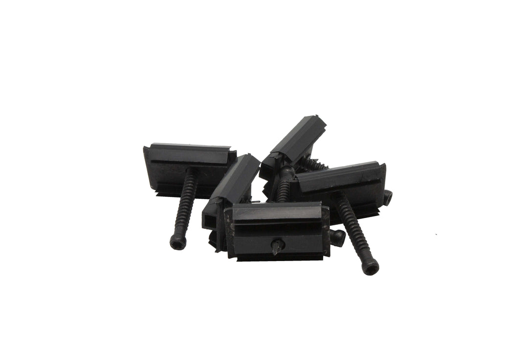 Schwarze Terrassenclips mit vormontierten Edelstahlschrauben für die verdeckte Befestigung von WPC- oder Holz-Terrassendielen, freigestellt auf weißem Hintergrund.