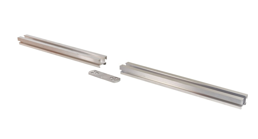 Zwei Aluminium-Unterkonstruktionsprofile mit passender Verbindungsplatte zur Verlängerung des XS-Profils.